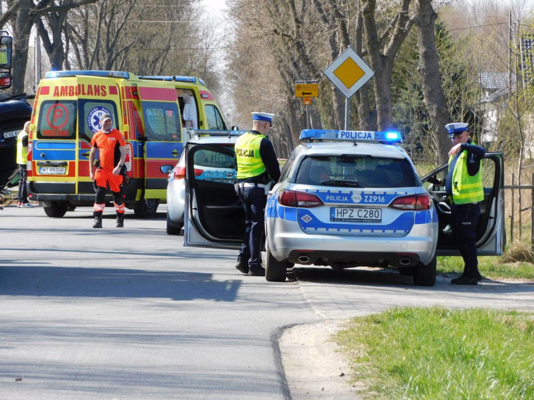  Jaktorów: 15-latek na rowerze wpadł pod samochód. Auto dachowało, są ranni