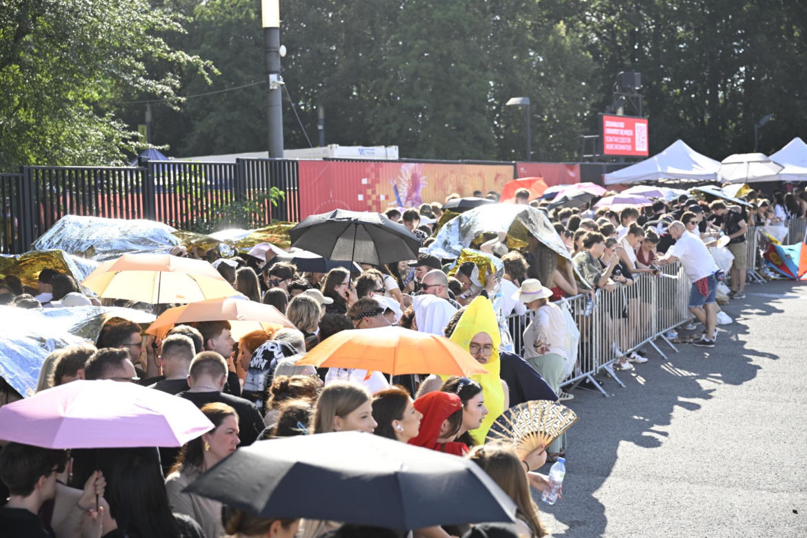 Fani w upale czekają na koncert The Weeknd. Tłumy w Warszawie