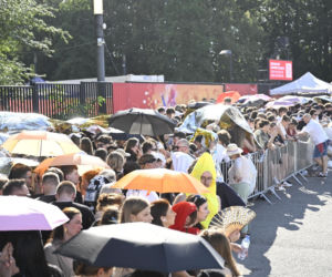 Fani w upale czekają na koncert The Weeknd. Tłumy w Warszawie