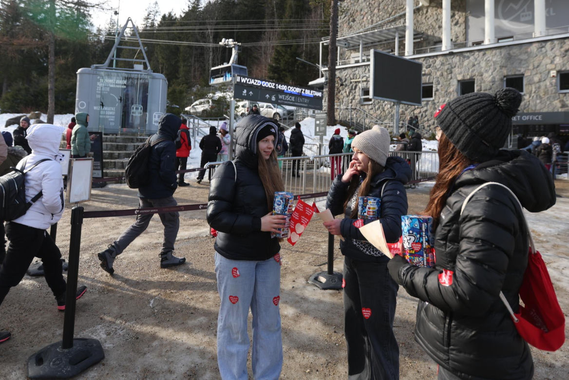 Zakopane. Wolontariusze WOŚP kwestują w Kuźnicach.