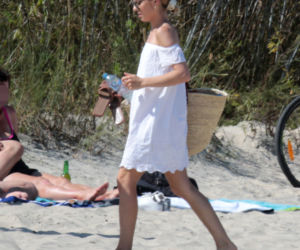Kasia Tusk w bikini na plaży z rodziną