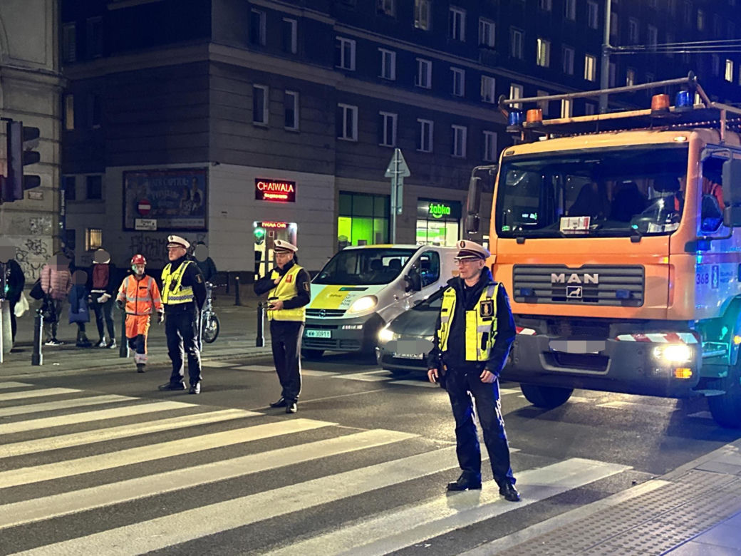 Groźny wypadek w Warszawie. Samochód i dwa tramwaje rozbite. Jeden z nich się wykoleił