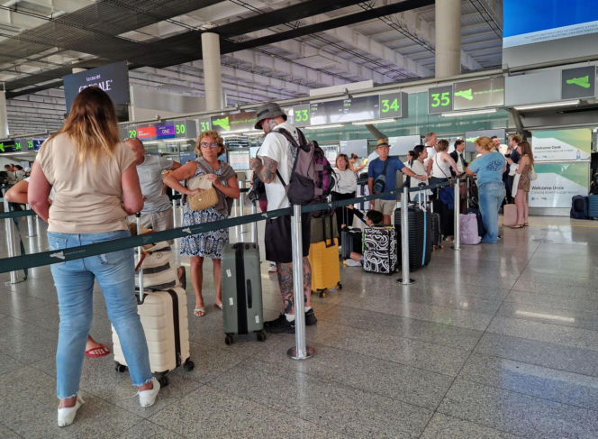 Polacy utknęli na Sycylii. „Ludzie śpią na wózkach, na ziemi”. Chaos po erupcji Etny