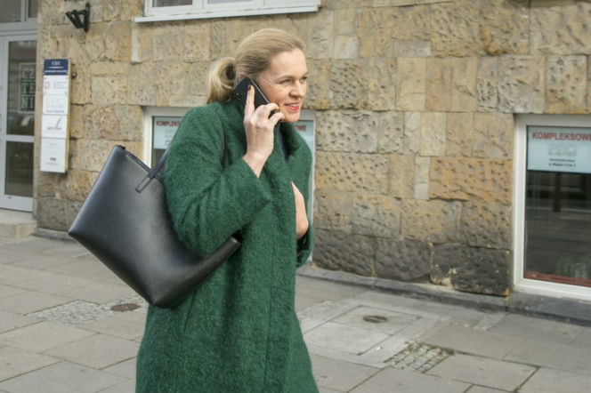 Minister Barbara Nowacka w zielonym płaszczu rozmawia przez telefon. O jej wpadce na Campusie pisze SE Polityka.
