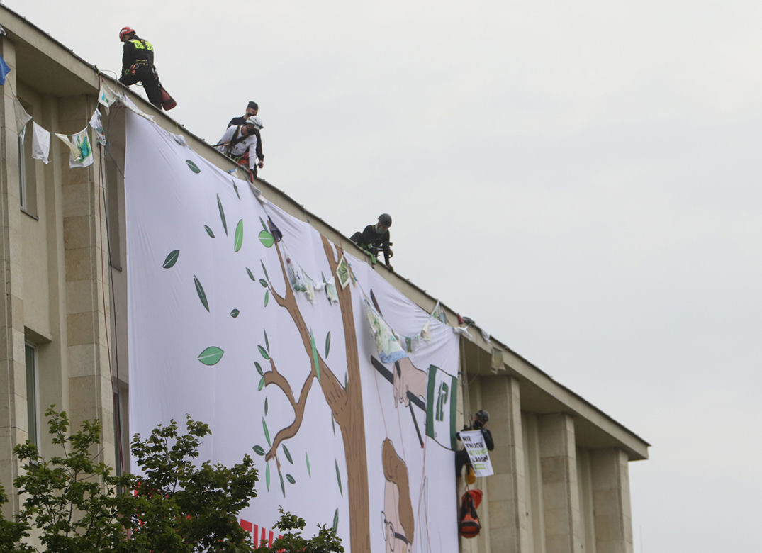 Aktywiści weszli na dach Ministerstwa