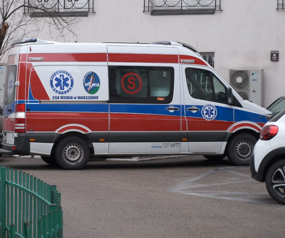 Karetka na terenie Kancelarii Sejmu