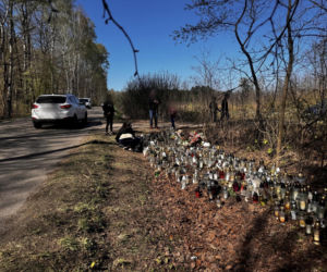 Morze zniczy w miejscu wypadku posła Łukasza Litewki