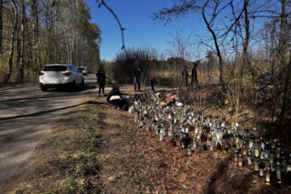 Morze zniczy w miejscu wypadku posła Łukasza Litewki