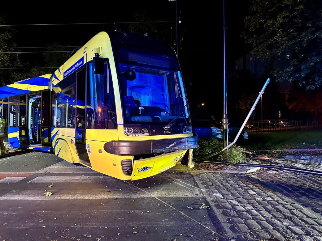Tajemniczy wypadek na ul. Bydgoskiej w Toruniu. Auto zderzyło się z tramwajem