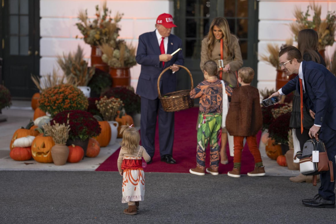 Tłumy na zabawie w Białym Domu. Tak Trump świętował Halloween