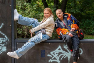 „Pierwsza miłość” odc. 4140 streszczenie. Dominika, przed ucieczką za granicę, chce zakończyć sprawy z despotycznym zleceniodawcą. Obawia się, że może on zagrozić Julce