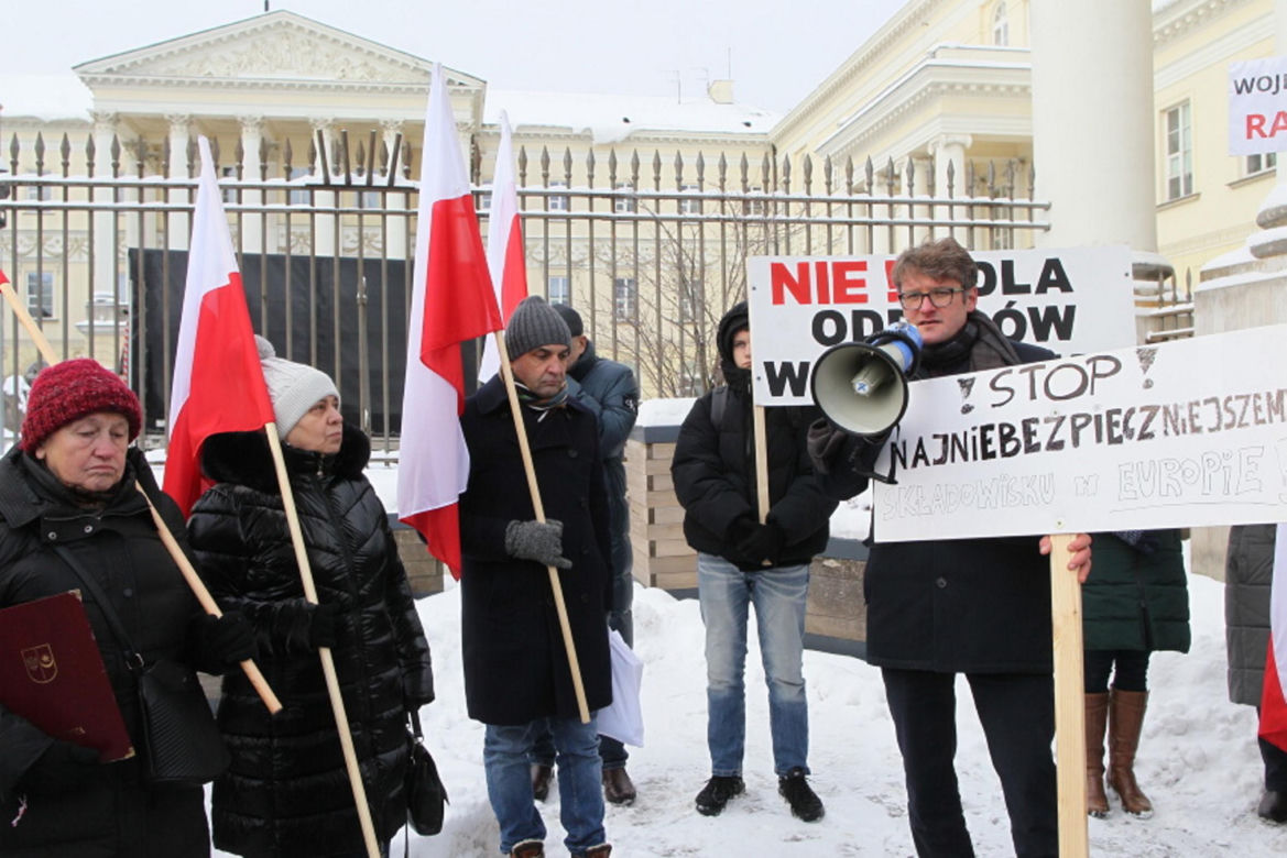 6500 ton toksycznych odpadów pod Warszawą. Mieszkańcy alarmują. „Żyjemy na tykającej bombie”