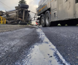 Wywróciła się cysterna z mlekiem! Groźny wypadek pod Toruniem [ZDJĘCIA]
