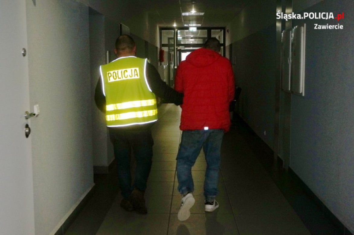 Zawiercie. Pijany i naćpany 25-latek staranował radiowóz. Policjant potrącony podczas pościgu