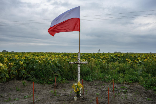 Pogrzeb ofiar zbrodni wołyńskiej w Ostrówkach