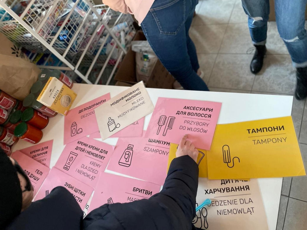 Centrum Pomocy Puławska 20. Uchodźcy czekają godzinami przed sklepem z darmowymi produktami