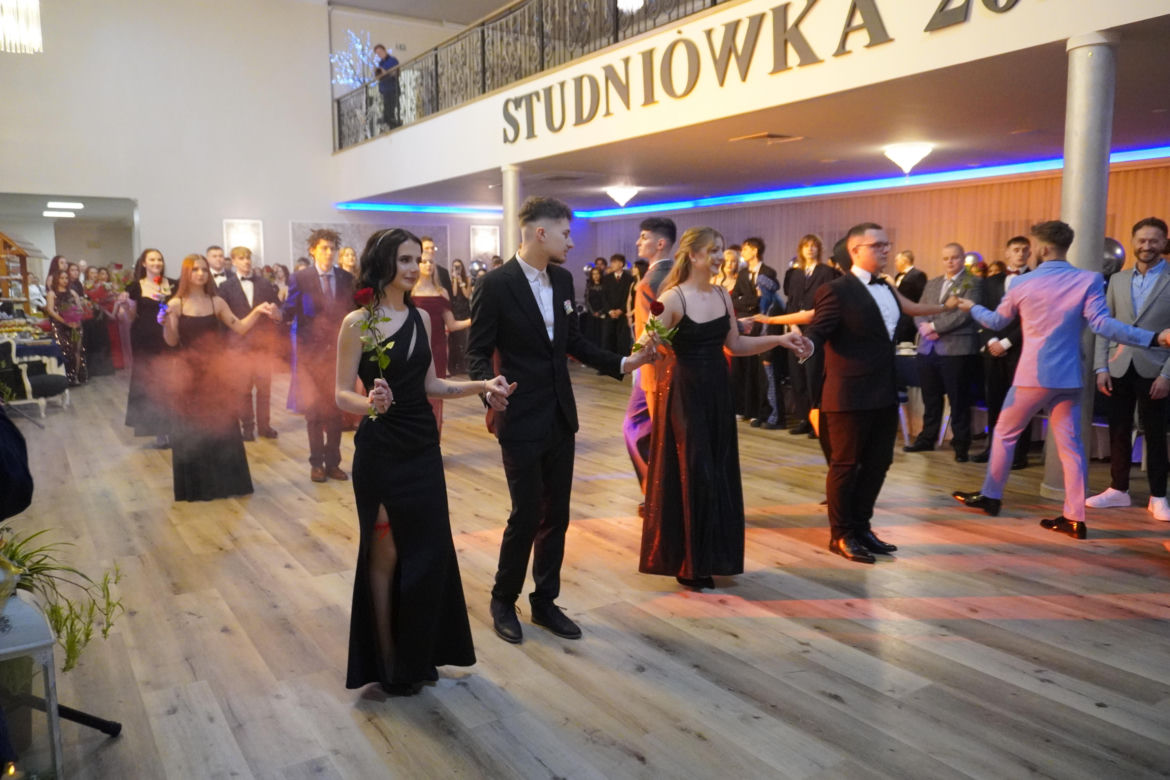 Dwa polonezy na studniówce bydgoskiej Handlówki. W jednym pomogli nauczyciele