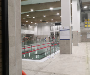 Nielegalna impreza na basenie w Błoniu. Zamiast sprzątać, pluskali się wodzie
