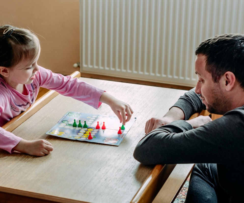 Rodzice często zmuszają się do zabawy z dziećmi. Eksperci mówią: niepotrzebnie