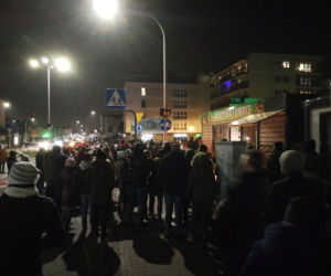 Tłumy przed warzywniakiem w Ząbkach. Mieszkańcy palą znicze i zostawiają kartki