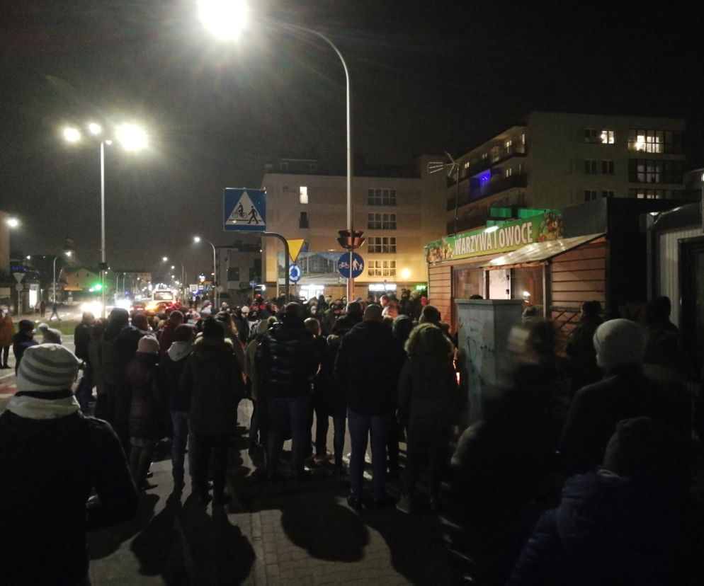 Tłumy przed warzywniakiem w Ząbkach. Mieszkańcy palą znicze i zostawiają kartki
