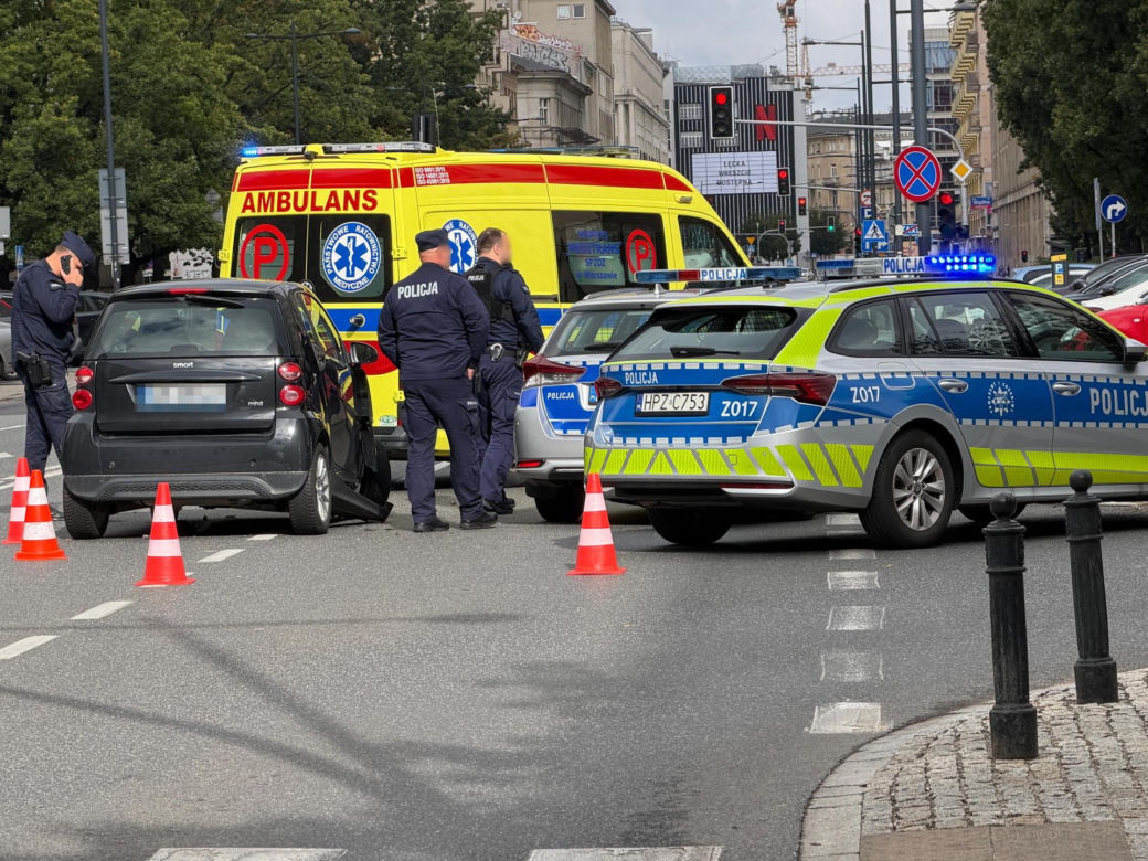 Zderzenie radiowozu na sygnale ze smartem w centrum Warszawy. Policjant trafił do szpitala