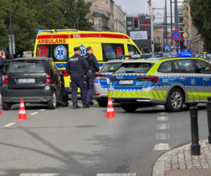 Zderzenie radiowozu na sygnale ze smartem w centrum Warszawy. Policjant trafił do szpitala