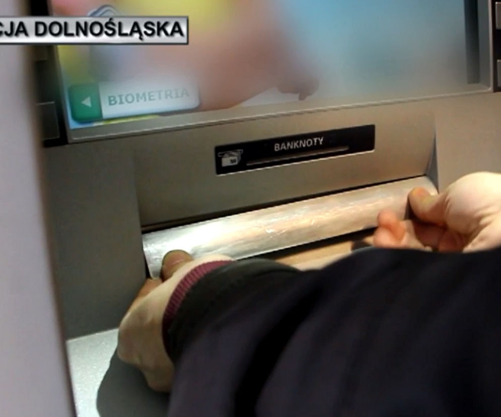 Pułapki klejowe na bankomatach to jeden ze sposobów na kradzież pieniędzy