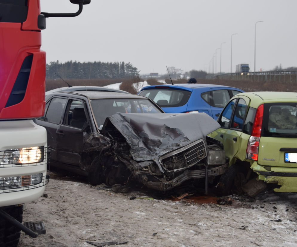 Był pijany, wsiadł za kółko. Spowodował kolizję z 10 samochodami