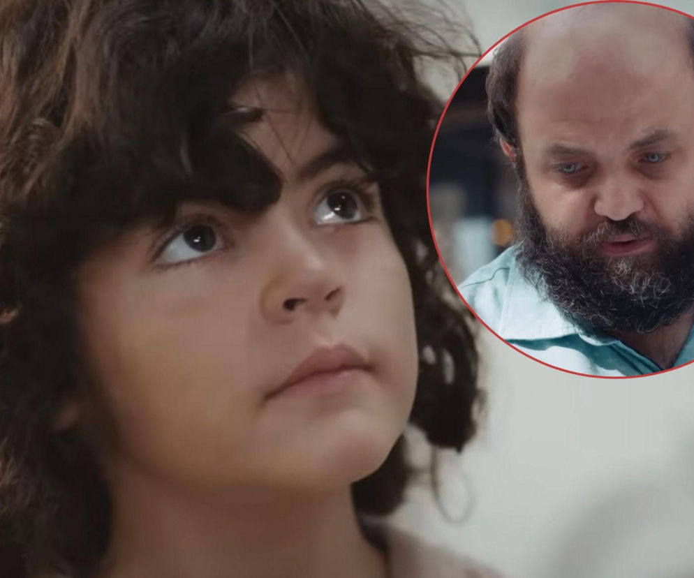 Mały Yusuf, grany przez Berata Rüzgara Özkana, z zamyślonym wyrazem twarzy i ciemnymi, kręconymi włosami. W prawym górnym rogu, w czerwonym okręgu, widoczny jest Sahin z brodą. Obraz nawiązuje do serialu Dziedzictwo, o którym przeczytasz na portalu Super Seriale.