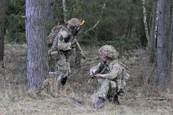 Brytyjscy żołnierze, ćwiczenia na poligonie