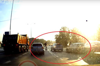 Śląskie: Kuriozalna kolizja czterech samochodów. Nie wyhamowali przed przejściem dla pieszych [WIDEO]
