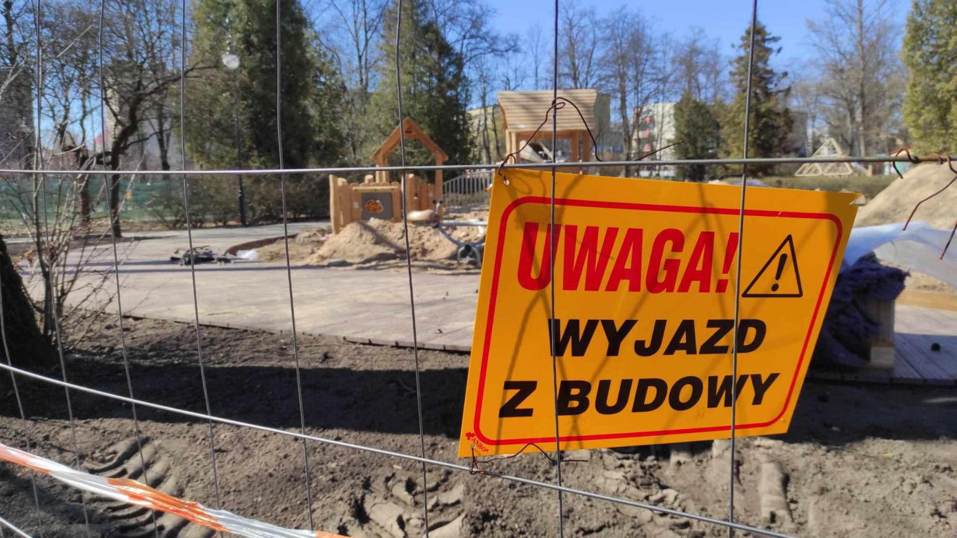 Dzieci będą miały nowe miejsce do zabawy. W Białymstoku powstaje piękny plac zabaw