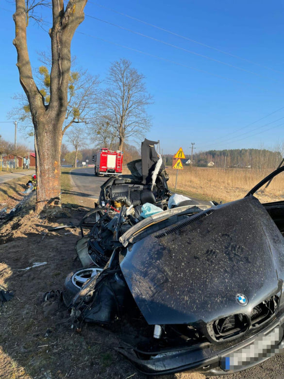 Tragiczny wypadek w Trzciance! Trzej młodzi mężczyżni zginęli na miejscu [ZDJĘCIA]