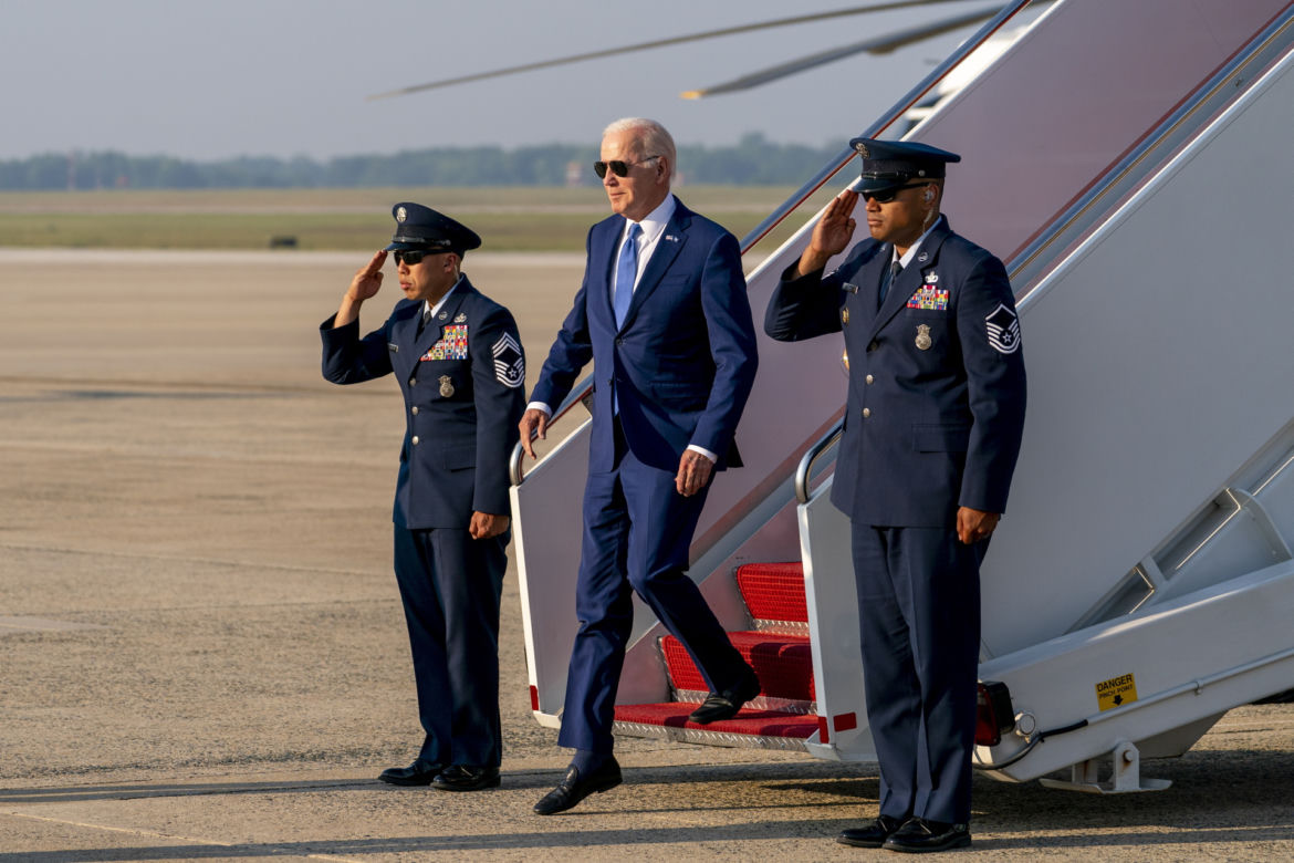 Joe Biden ciągle się przewraca! Takie były jego słynne upadki. Co się dzieje?
