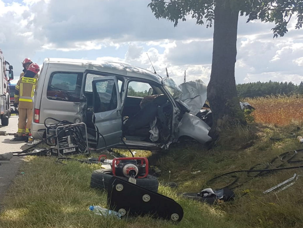 Potworny wypadek pod Lipskiem! Trzech mężczyzn uwięzionych w rozbitym citroenie [ZDJĘCIA]