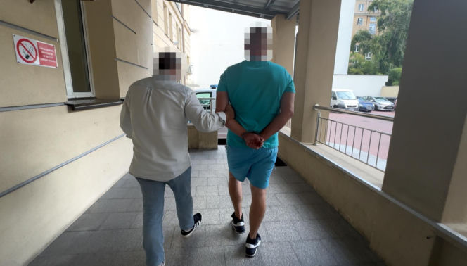 Brutalny atak na przejściu w centrum Warszawy. 33-latek bez powodu powalił pięścią mlodego Ukraińca