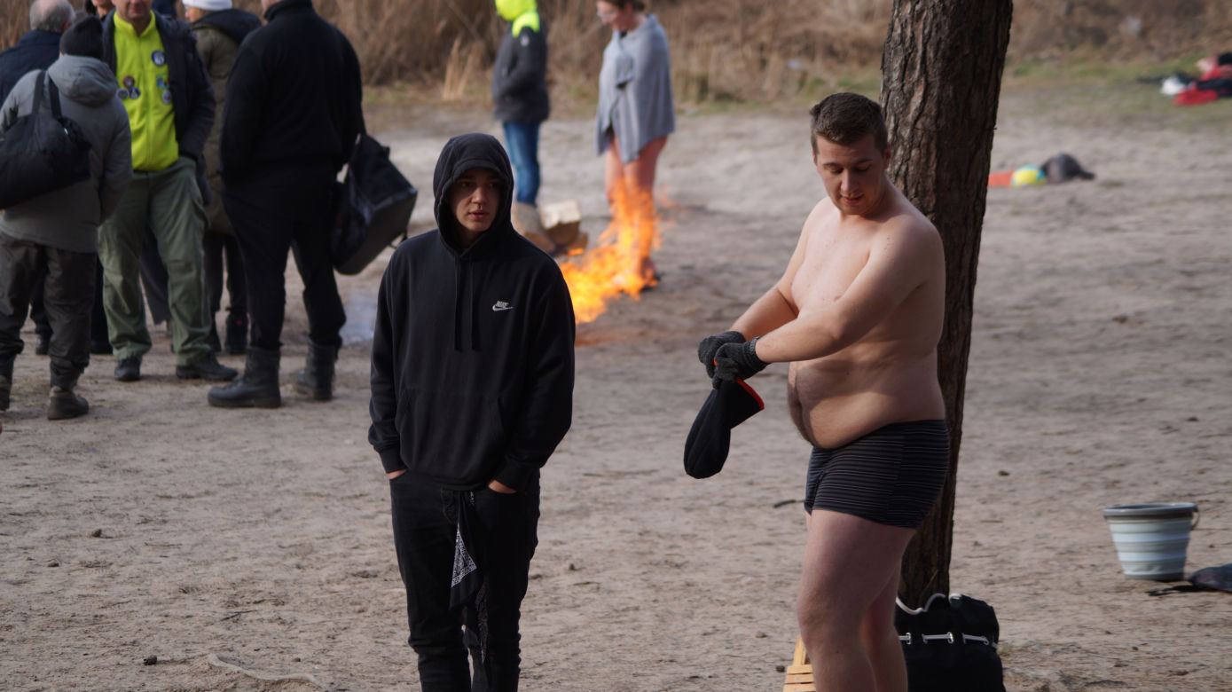 Zimna kąpiel morsów w podbydgoskich Pieckach [ZDJĘCIA]