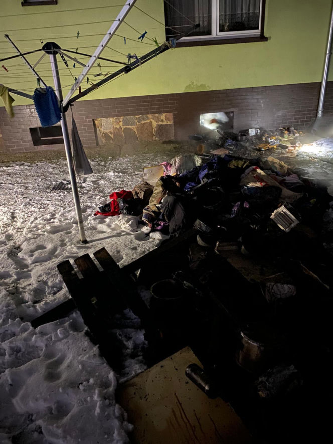 Duże straty po pożarze w spiżarni w domu w gminie Rydzyna koło Leszna