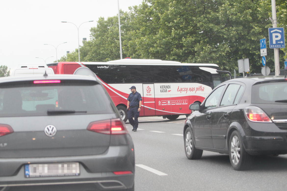 Kadra pędzi na Narodowy na czerwonym świetle