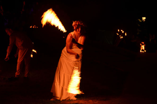 Pokaz fireshow w wykonaniu tancerzy i tancerek Teatru Ognia „Mantra” z Makowa Mazowieckiego