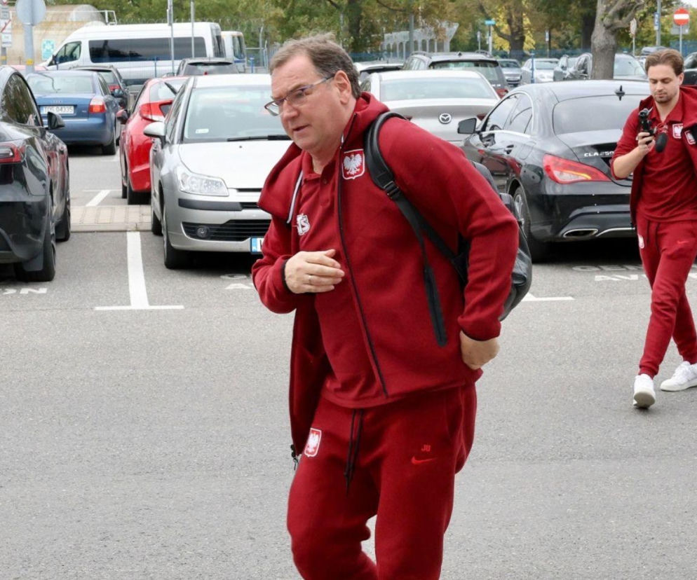 Selekcjoner Jan Urban w czerwonym dresie reprezentacji na parkingu. O meczu z Bośnią przeczytasz na SE Supersport.