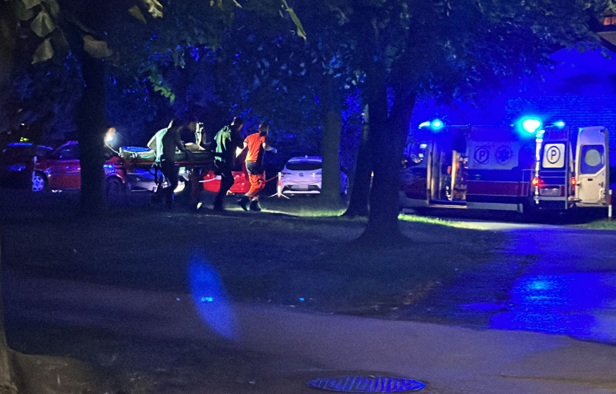 Mężczyzna spadł z wysokości. Dramatyczna walka o życie na Bemowie