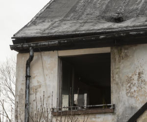 Mieszkają w spalonym domu, bo nie chcą zostawić psa