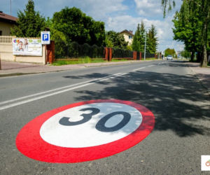 Bełchatów: Kolejne piktogramy na ulicach. Czemu mają służyć znaki naklejone na asfalcie? 