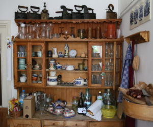 Wiemy, u kogo teraz mieszka Jarosław Kaczyński! W takich warunkach spędza czas. Mamy ZDJĘCIA!