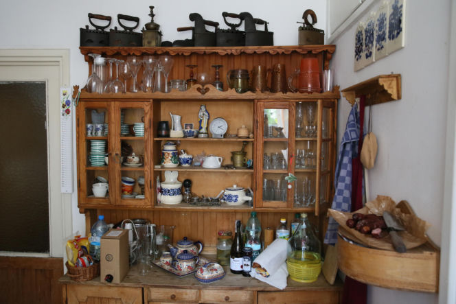 Wiemy, u kogo teraz mieszka Jarosław Kaczyński! W takich warunkach spędza czas. Mamy ZDJĘCIA!