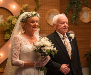 Małgorzata Rożniatowska w wieku 75 lat założyła suknię ślubną