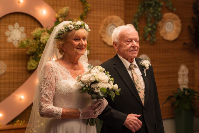 Małgorzata Rożniatowska w wieku 75 lat założyła suknię ślubną