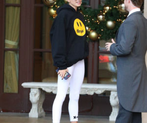 Hailey Bieber wychodzi z zajęć pilatesu